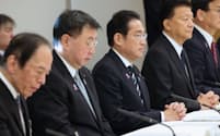 月例経済報告関係閣僚会議に臨む岸田首相（22日午前、首相官邸）