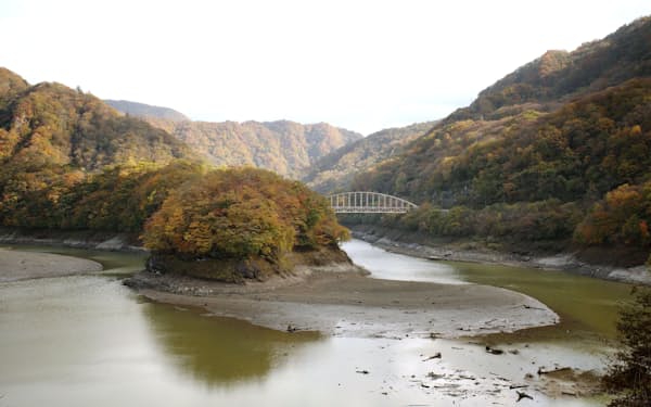 五十里湖と海尻橋。江戸時代、大地震で橋付近の山が崩れて川をせき止め天然ダムが出現した（10月、栃木県日光市）=共同