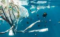 海に流出したプラスチックごみは環境破壊や生態系への悪影響などが深刻になっている（国連環境計画提供）