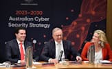 アルバニージー豪首相（中央）とオニール内相（右）はサイバー防衛力を議論する会議に出席した（22日、シドニー）=AAP