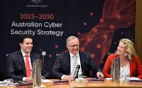 アルバニージー豪首相（中央）とオニール内相（右）はサイバー防衛力を議論する会議に出席した（22日、シドニー）=AAP