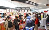 福岡空港国際線ターミナルの免税店で買い物する人たち（15日、福岡空港）