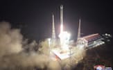 北朝鮮が21日に軍事偵察衛星を搭載して打ち上げた衛星運搬ロケット=朝鮮中央通信・共同