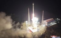 北朝鮮が21日に軍事偵察衛星を搭載して打ち上げた衛星運搬ロケット＝朝鮮中央通信・共同