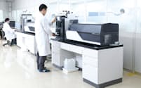 島津製作所の質量分析計は医療機関での検査などに使われる