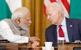 バイデン米大統領（右）は中国抑止に向けてインドのモディ首相と関係を深めてきた=ロイター