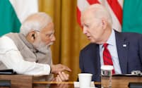 バイデン米大統領（右）は中国抑止に向けてインドのモディ首相と関係を深めてきた＝ロイター