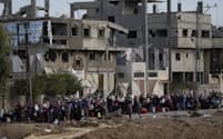 激しい戦闘が続くガザ北部から南部へ逃れるパレスチナ人（22日）=AP