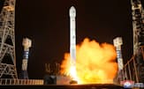 北朝鮮の西海衛星発射場で行われた偵察衛星「万里鏡1号」を搭載した新型衛星運搬ロケット「千里馬1」型の打ち上げ（21日）=朝鮮通信