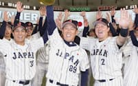 アジアプロ野球チャンピオンシップを制し、喜ぶ井端監督（中央）と日本ナイン＝東京ドーム