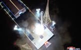 平安北道鉄山郡の西海衛星発射場で行われた偵察衛星「万里鏡1号」を搭載した新型衛星運搬ロケット「千里馬1」型の打ち上げ（21日）=朝鮮通信