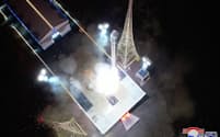 平安北道鉄山郡の西海衛星発射場で行われた偵察衛星「万里鏡１号」を搭載した新型衛星運搬ロケット「千里馬１」型の打ち上げ（21日）＝朝鮮通信