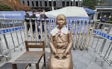 ソウルの日本大使館前にある慰安婦被害を象徴する少女の像（23日）