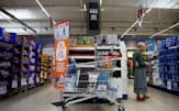 欧州経済はインフレで個人消費の圧迫が続いてきた（仏パリ近郊のスーパーマーケット）=ロイター