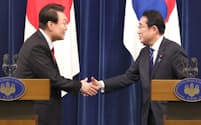 共同記者会見を終え、韓国の尹錫悦大統領㊧と握手する岸田首相（3月16日、首相官邸）