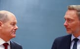 リントナー財務相㊨とショルツ首相は財政計画の立て直しを急ぐ（ベルリン）=ロイター