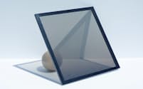 パナソニックはガラス窓に薄く印刷したペロブスカイト型太陽電池を出展した