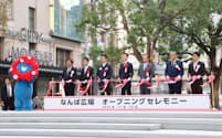 23日、なんば広場のオープンを記念してテープカットする大阪市の横山市長（右から4人目）ら＝南海電鉄提供