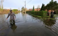 地球温暖化による自然災害は世界各地に悪影響を及ぼしている（11月のフランス北部の洪水）＝ロイター