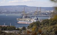 ロシア南部ノボロシースクに停泊する石油タンカー（22年10月）=AP