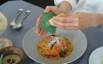 おろし金「irogami grater」は手のふちにかけて持ち、食材をおろす