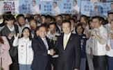 24日、立候補を届け出た国民党の侯氏（中央左）と副総統候補の趙氏（同右）