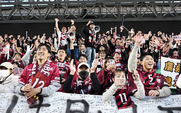 ヴィッセル神戸がサッカーJ1で初優勝し喜ぶファン（25日、ノエビアスタジアム神戸）