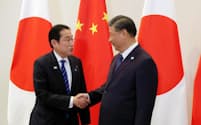 握手する岸田首相（左）と中国の習近平国家主席（16日、米サンフランシスコ）＝代表撮影・共同