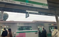 新松戸駅の常磐線各駅停車は東京メトロ千代田線に直通し、都心への利便性がことさら悪いわけではない
