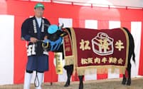 今年の松阪牛の「女王」には1頭3004万円の価格が付いた(11月26日、三重県松阪市)