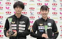 男子シングルスで優勝した戸上隼輔（左）と女子シングルスで優勝した張本美和（26日、Asueアリーナ大阪）＝共同