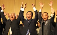 高知県知事選で再選を決め、万歳三唱をする浜田省司氏㊥（26日夜、高知市内）