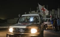 イスラエル人と外国人の人質を乗せた赤十字の車列がガザからエジプトへ向かう（26日）=AP