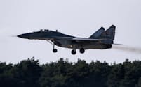 ウクライナ軍は周辺国から供与されたミグ29を活用している(22年8月、スロバキアで飛行する同型機)=ロイター