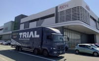 トライアルのトラックがイオン九州の店舗に商品を運ぶ(福岡県直方市)