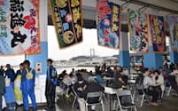 たくさんの人が訪れた魚市場まつり（４日、福島県相馬市）