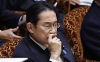 参院予算委で野党議員の質問を聞く岸田首相（27日）