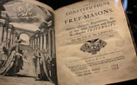 フリーメイソン憲法の表紙。フランス、パリにあるフリーメイソン博物館所蔵。（PHOTOGRAPH BY GODONG, UNIVERSAL IMAGES GROUP/GETTY IMAGES）