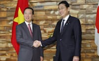 会談を前にベトナムのトゥオン国家主席（左）と握手する岸田首相（27日、首相官邸）