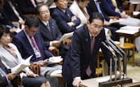 参院予算委で答弁する岸田首相（28日午前）
