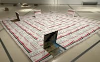 ピザの箱が並ぶ「来るべき世界に」（2004年）