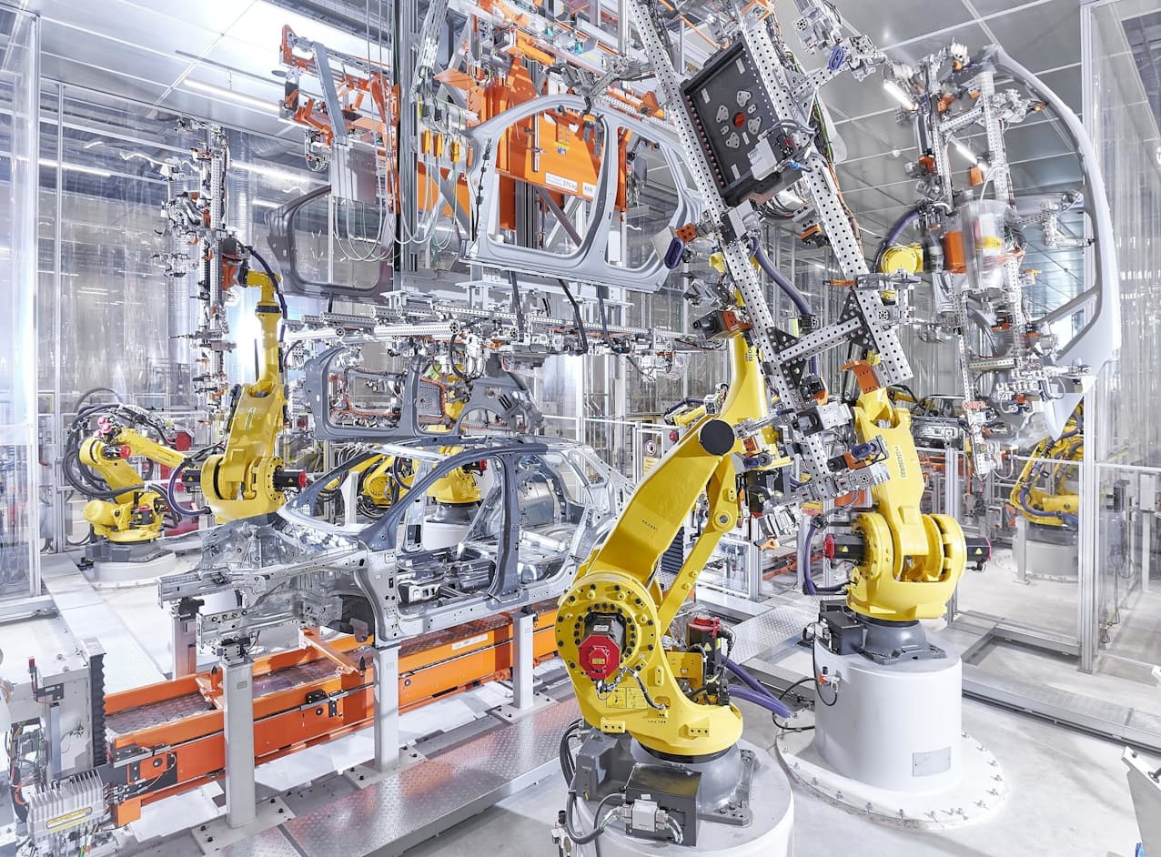 自動車工場で稼働するファナックのロボット