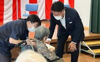 老人ホームの高齢者に長寿のお祝いを伝える福田紀彦・川崎市長㊨（９月、川崎市）