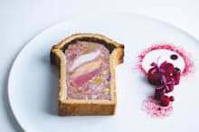 ジビエのパテアンクルート。数種類のジビエ肉を組み合わせて作る「ラチュレ」の定番冷前菜。仕込みから完成まで数日をかける