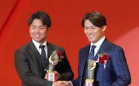 MVPを受賞し、握手を交わす阪神・村上（左）とオリックス・山本＝共同