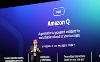 AWSのアダム・セリプスキーCEOは大手企業も使いやすい対話AIとして「アマゾンQ」を発表した（28日、米ラスベガス）