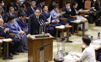 参院予算委で答弁する岸田首相（29日午前）