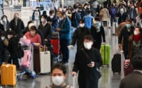 年末年始を海外で過ごす人たちで混雑する成田空港の出発ロビー（2022年12月29日午前）