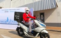 ホンダの電動バイクを用いた実証実験の写真。タイ企業のDKSHで導入。