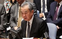 中国の王毅外相はイスラエルとハマスの衝突を話し合う国連安保理会合の議長を務めた（29日、米ニューヨーク）＝ロイター